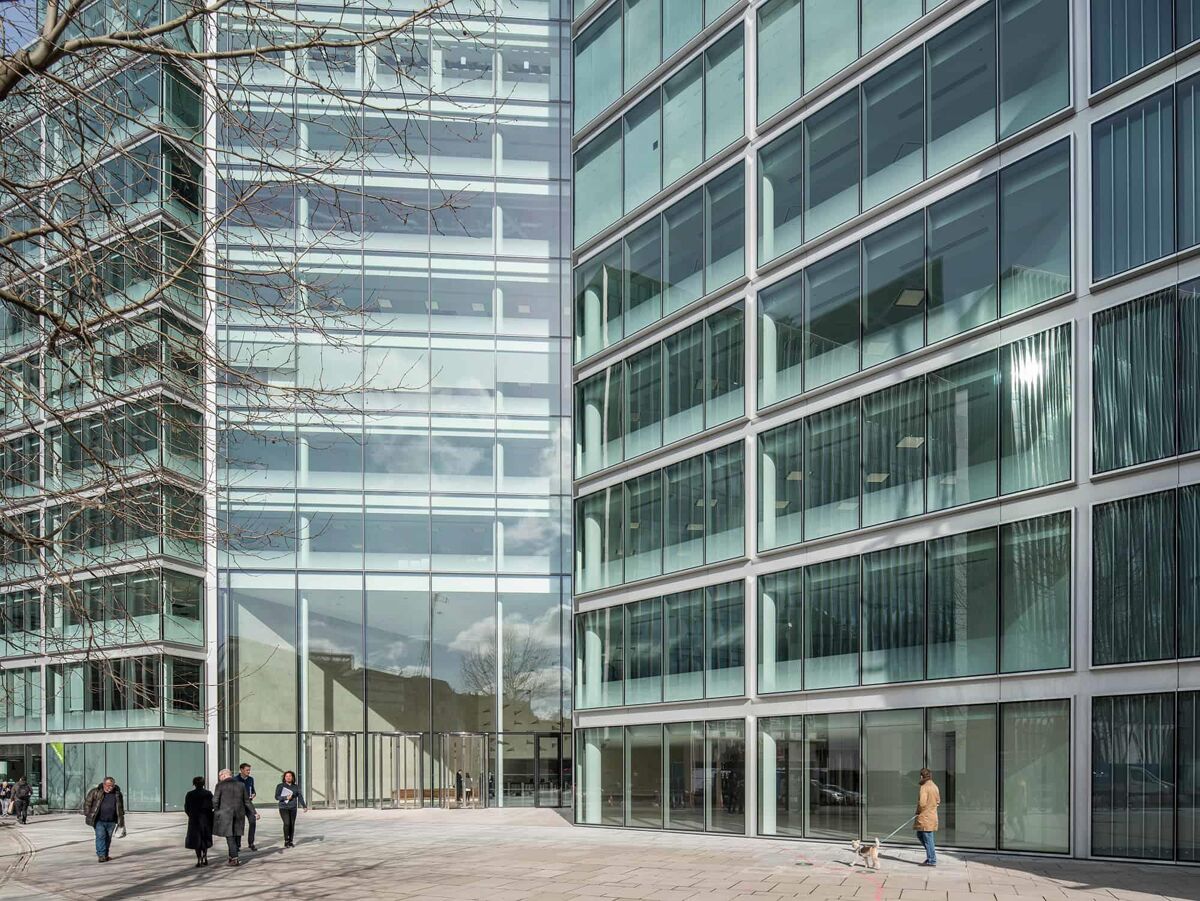 High quality, bright fitted floor in central Victoria