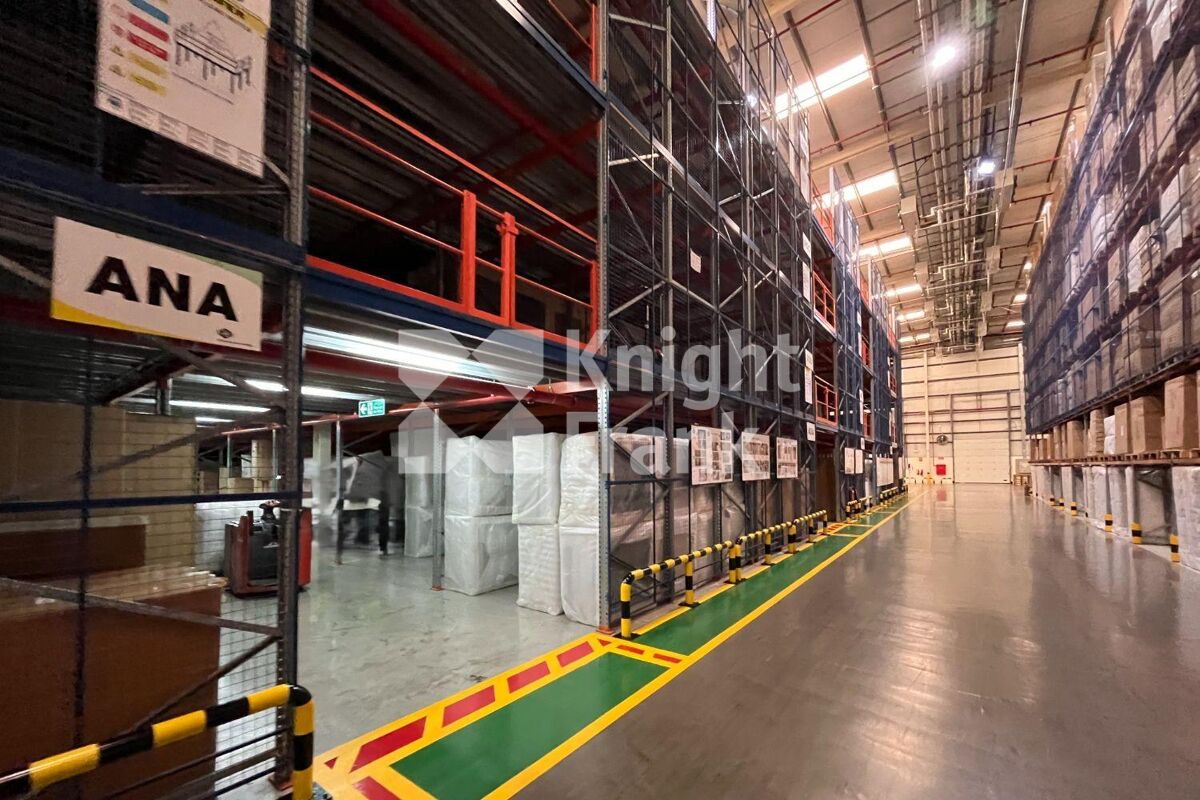 With 945 kW | 14m Eaves | Fully Racked Warehouse in JAFZA, Dubai ...
