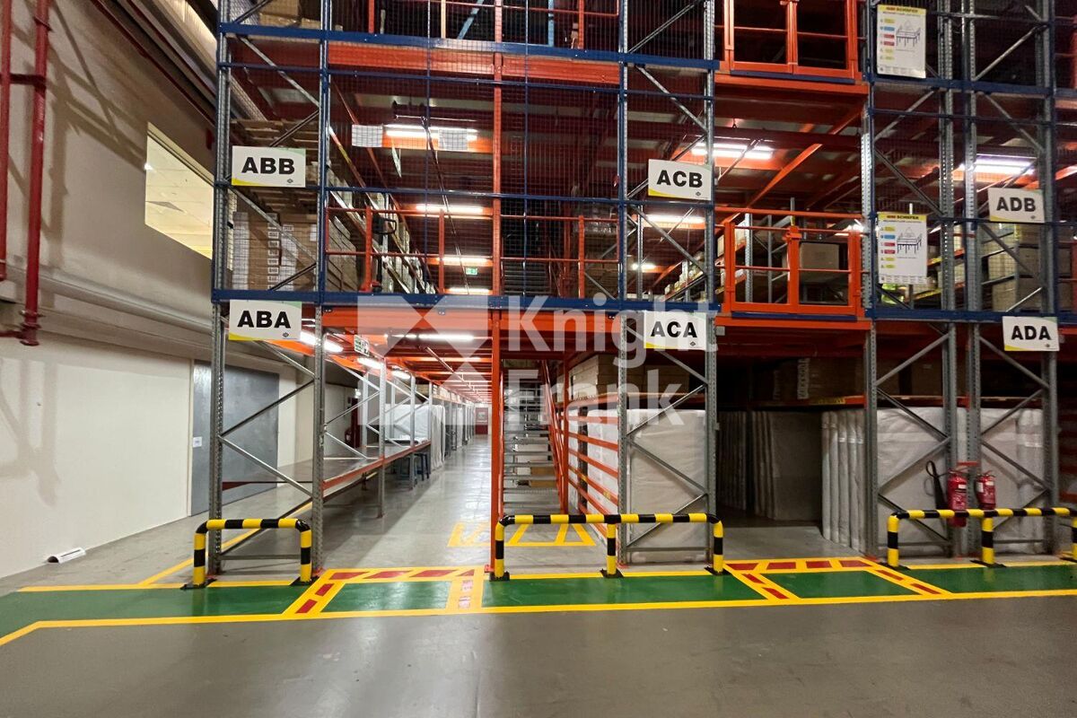 With 945 kW | 14m Eaves | Fully Racked Warehouse in JAFZA, Dubai ...