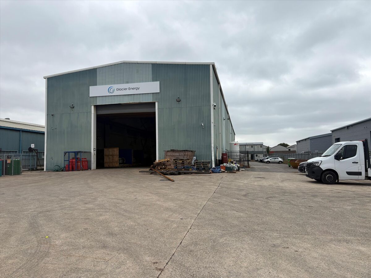 Industrial/ Manufacturing unit to let with large secure yard and craneage