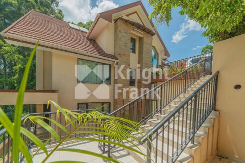 Picture of 5 bedroom townhouse for sale.