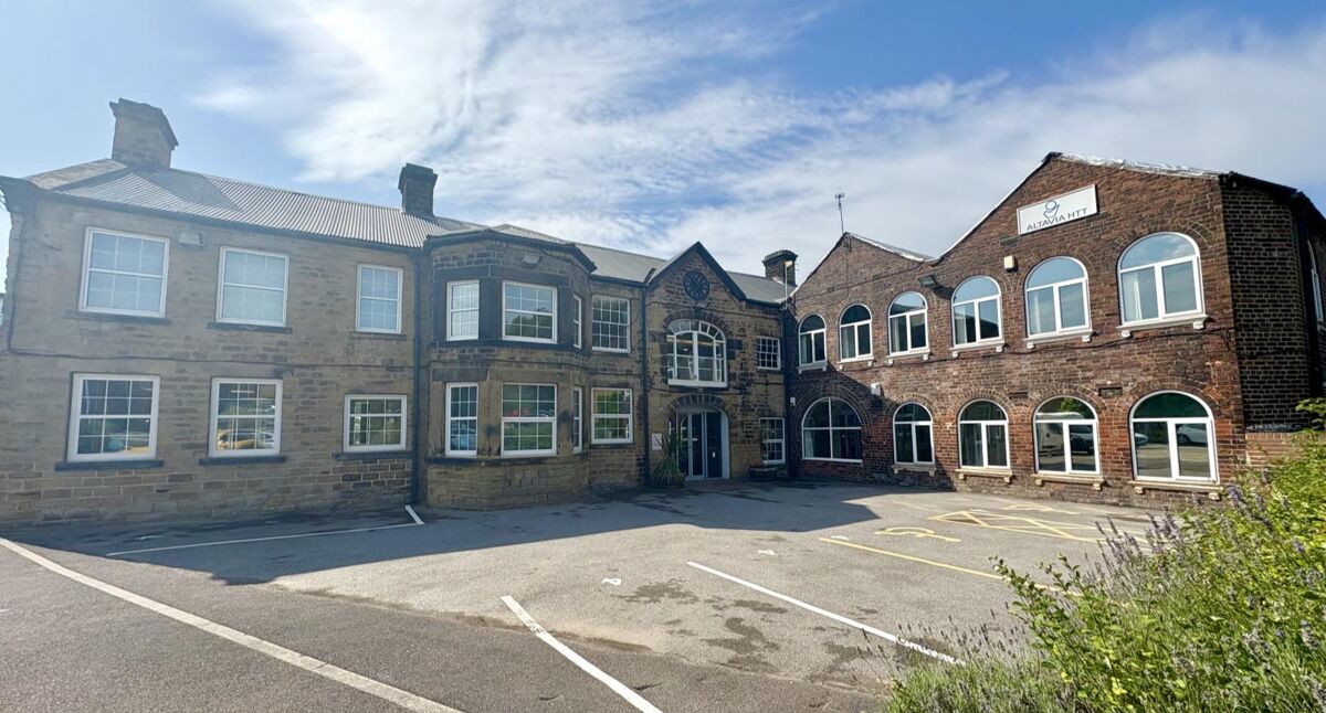 Modern office suite accommodation on established business park location - Various suites available to let now - Immediate access to J35A of the M1.