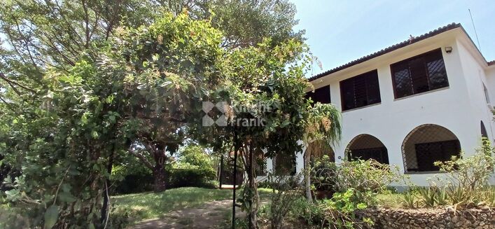 Picture of 5 bedroom house for sale.
