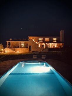 Picture of 5 bedroom house for sale.