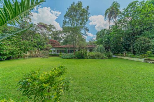 Picture of 4-7 bedroom house for sale.
