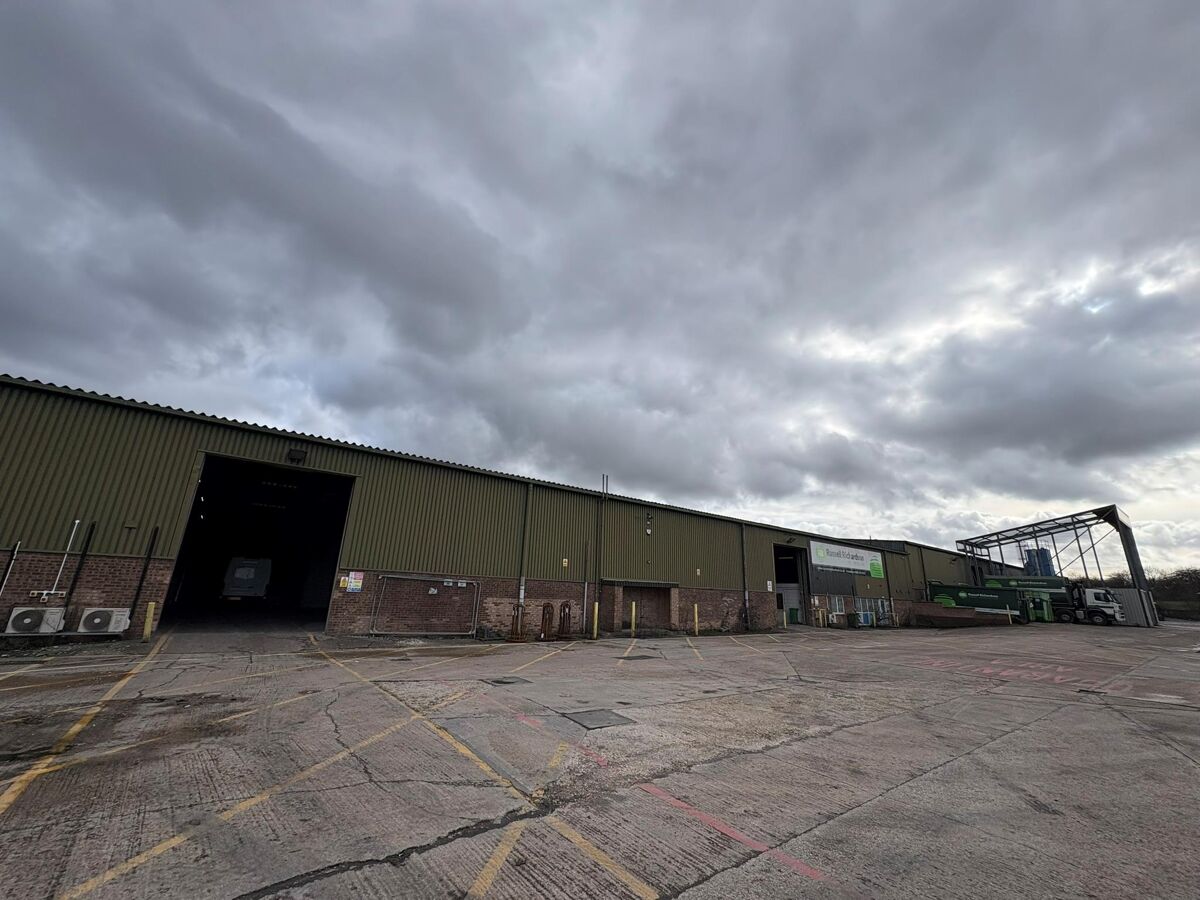 Detached industrial unit close to Junction 34 M1

Available as a whole or in part 13,907 - 29,758 sq ft.