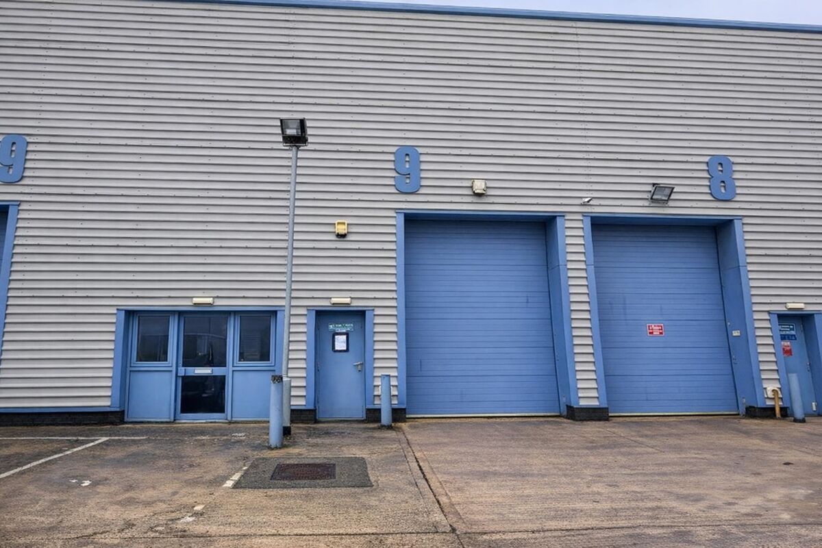 Good quality industrial / warehouse unit with easy access to Junctions 35, 35a and 36 M1