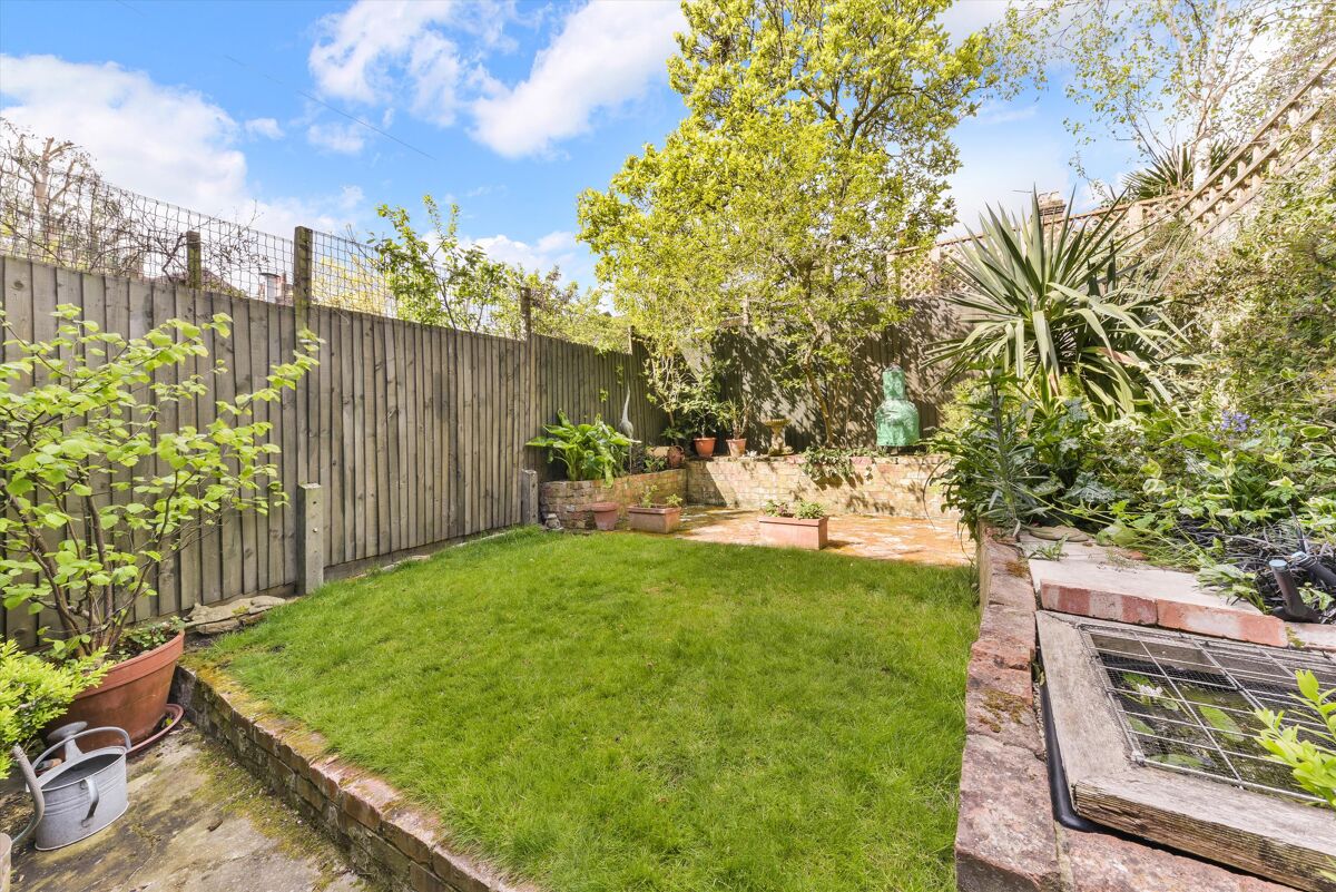 house for sale in Summerhouse Road, London, N16 ISL012146682 Knight