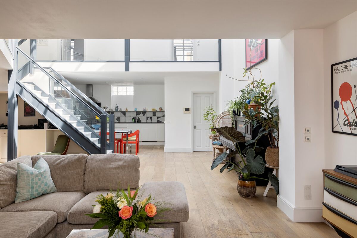 house for sale in Queen Margarets Grove, London, N1 ISL012232653