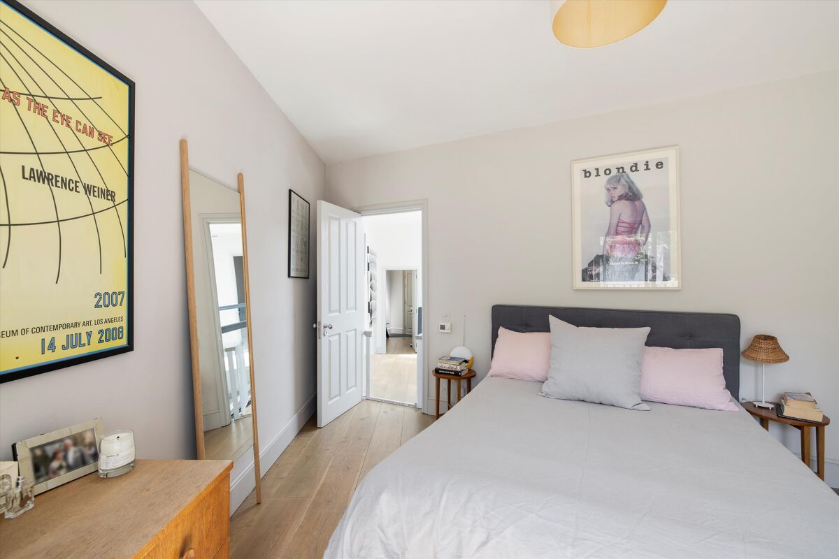 house for sale in Queen Margarets Grove, London, N1 ISL012232653