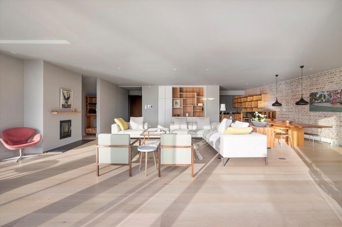 Penthouse - ArchDaily - Very Narrow Penthouse Property Industrial Home