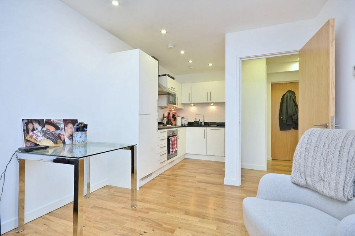 flat to rent in Garrett Street, Clerkenwell, London, EC1Y