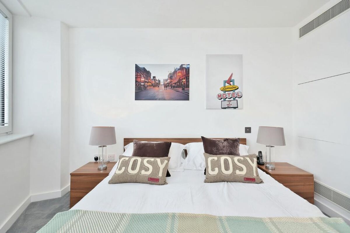 flat to rent in Eagle Point, City Road, EC1V ISQ012033806 Knight Frank