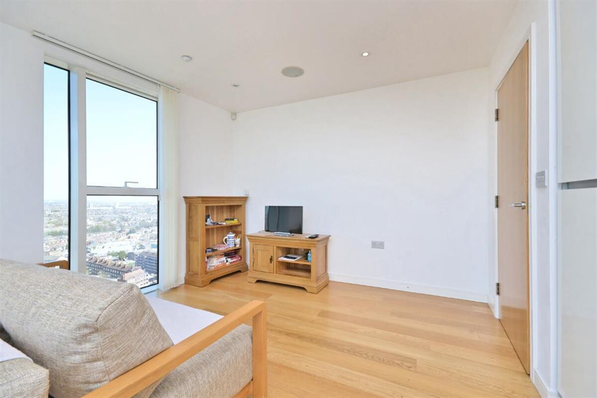 flat to rent in Residence Tower, Woodberry Grove, Islington, London, N4