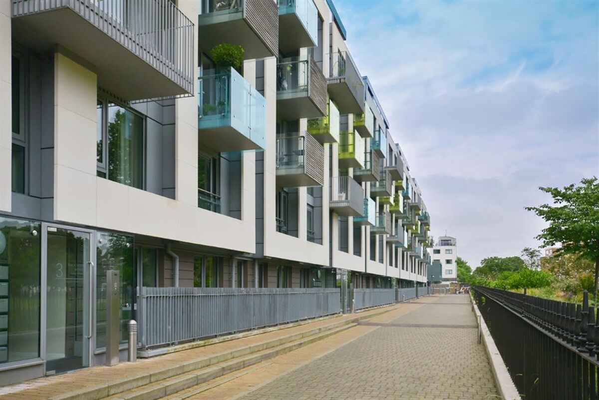 Flat to rent in Arundel Square, Blackthorn Avenue, Islington, London