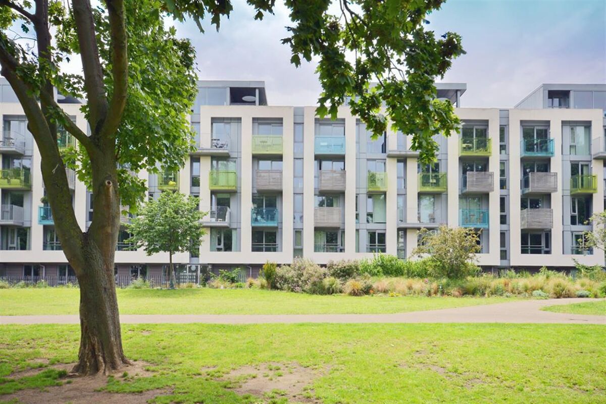 Flat to rent in Arundel Square, Blackthorn Avenue, Islington, London