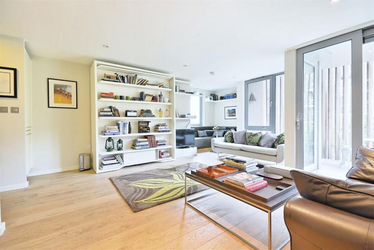 Flat to rent in Arundel Square, Blackthorn Avenue, Islington, London