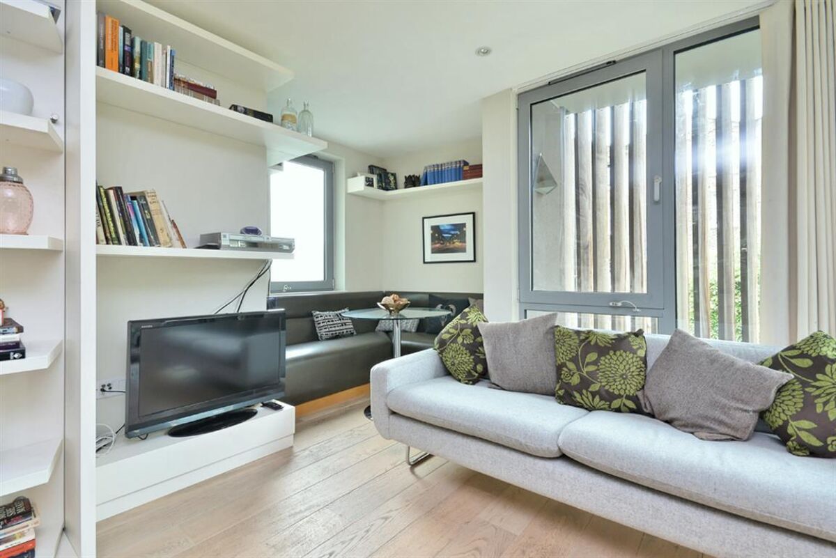 Flat to rent in Arundel Square, Blackthorn Avenue, Islington, London