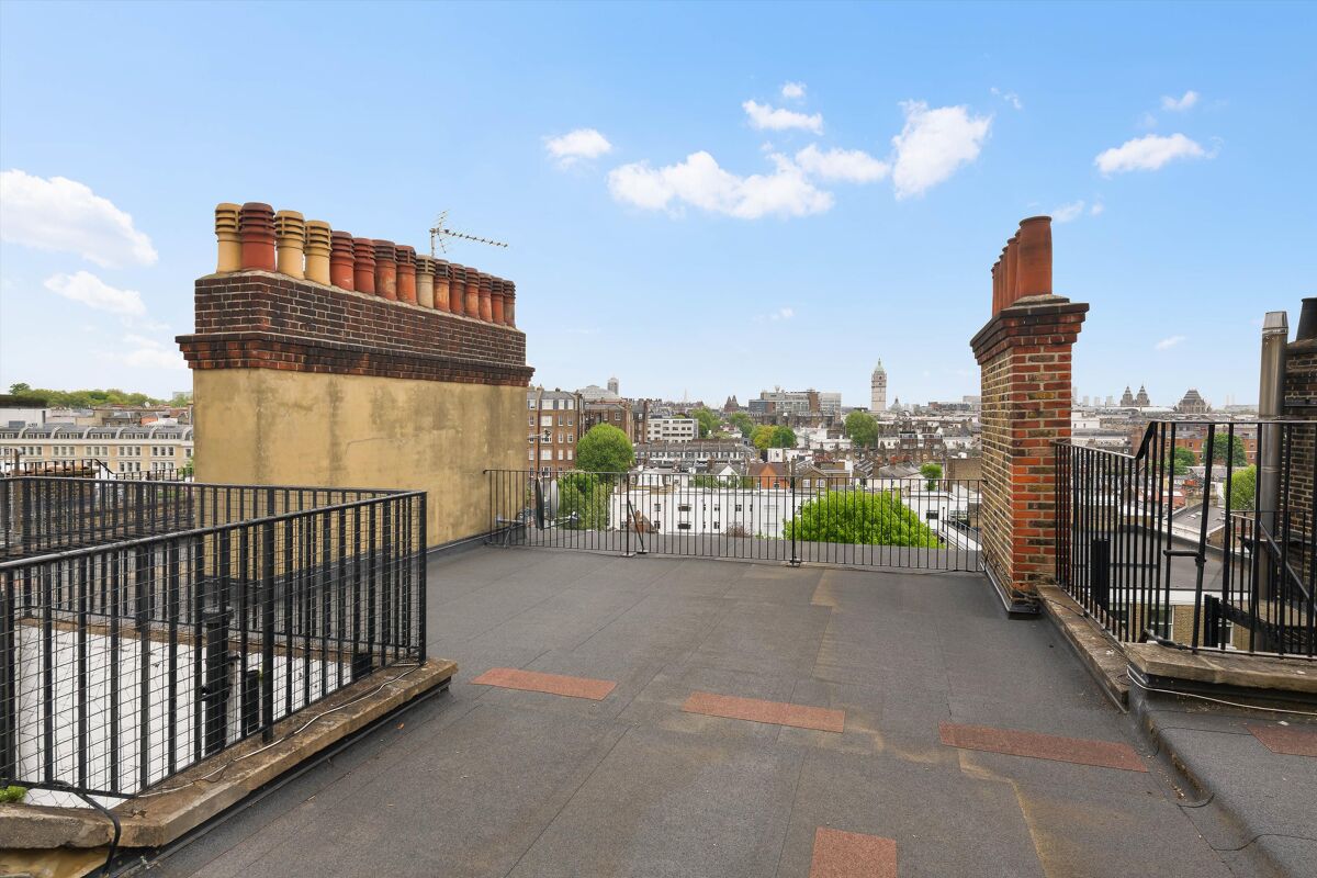 flat for sale in Kensington Court Gardens, London, London, W8