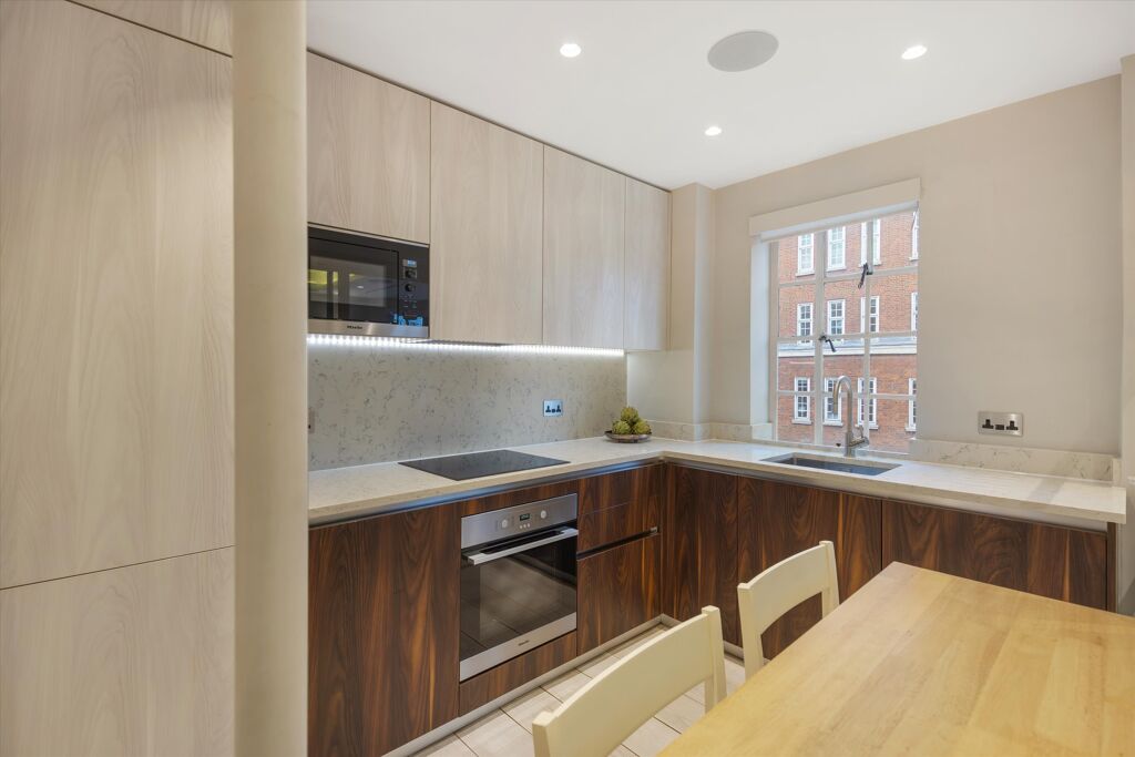 Image of Kensington High Street, London W8