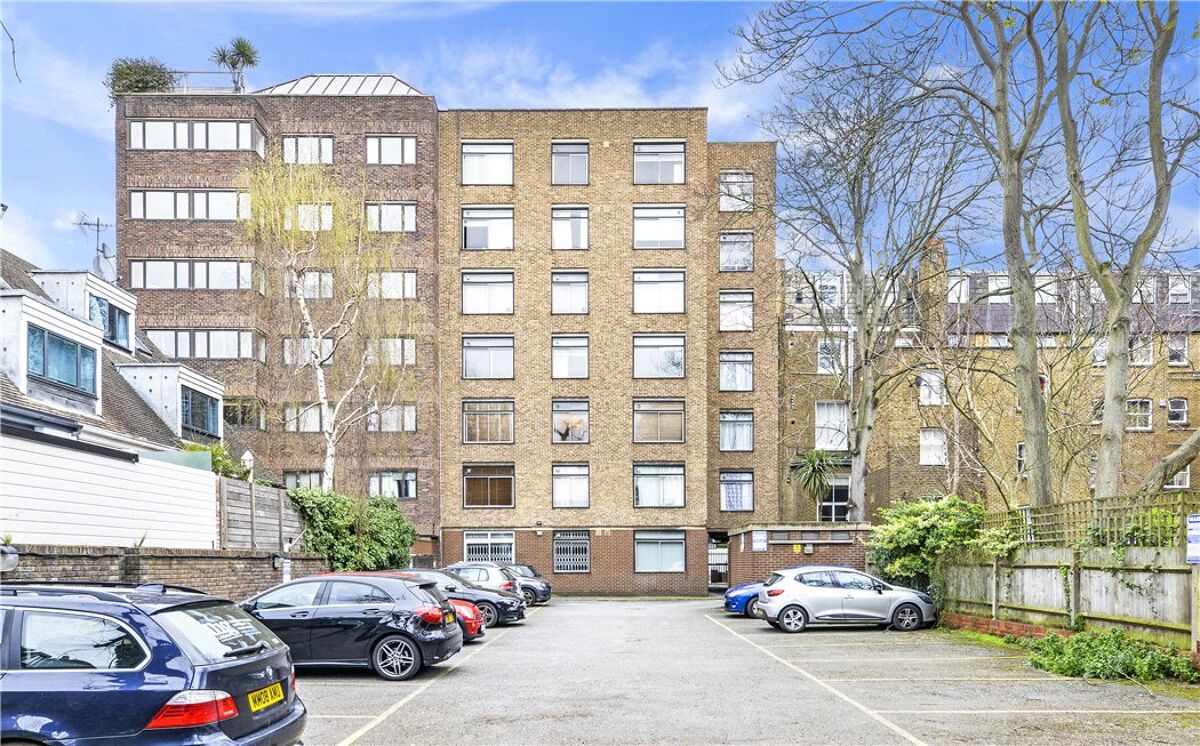 Studio Flat for sale in Courtleigh 126 Earls Court Road London W8 Studio Flat for sale in Courtleigh 126 Earls Court Road London W8