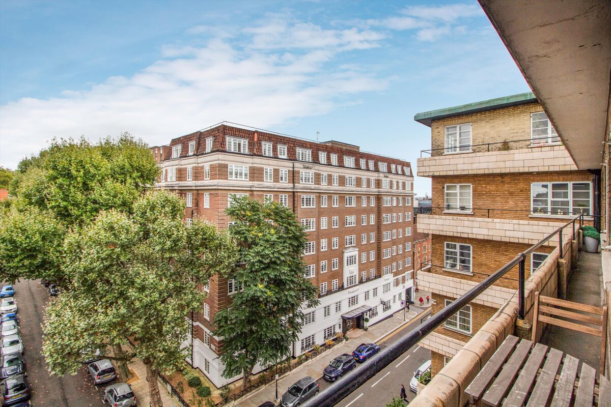 Flat to rent in Winchester Court, Vicarage Gate, London, W8