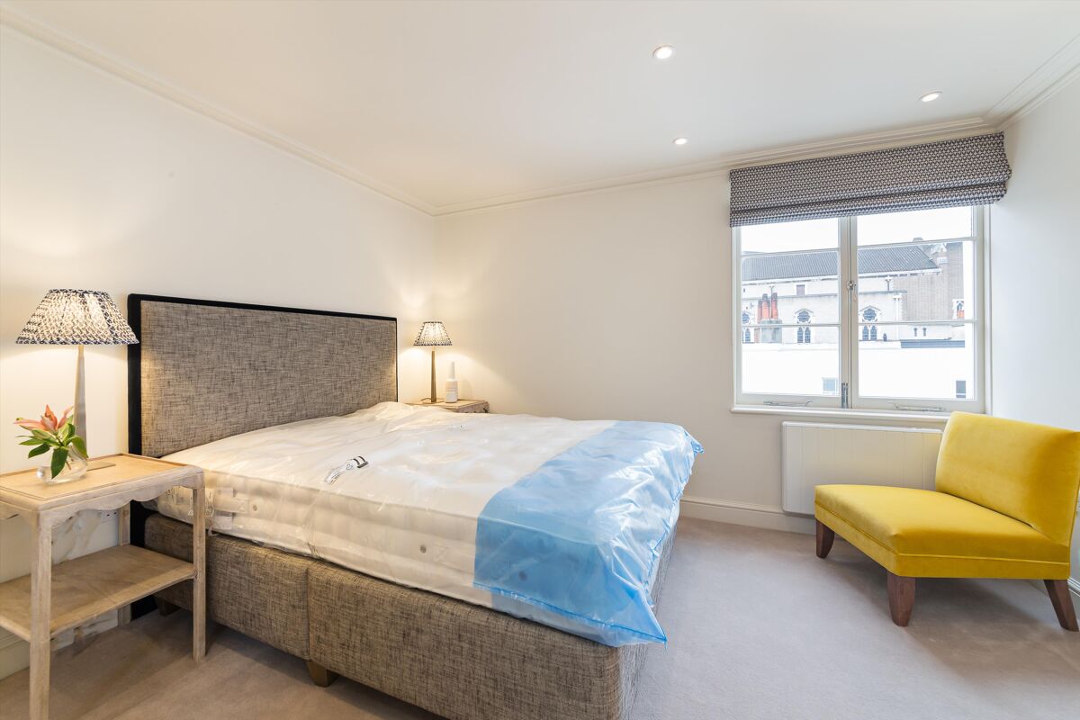 flat to rent in Abingdon Road, Kensington, London, W8 KEQ012070053