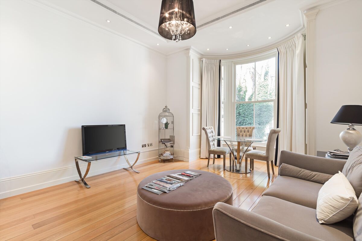 flat to rent in West Lodge, Square, Kensington, London, W8