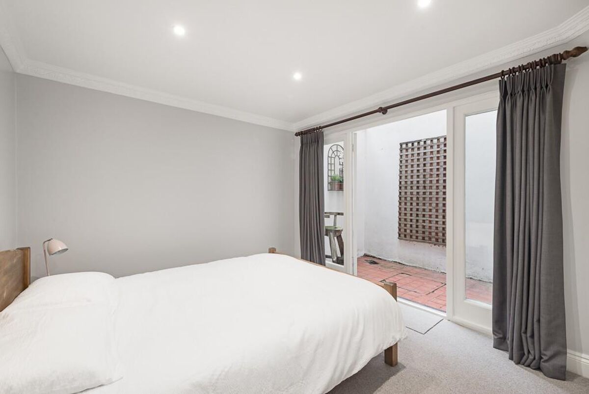 flat to rent in Campden Grove, Kensington, London, W8 KEQ012228933