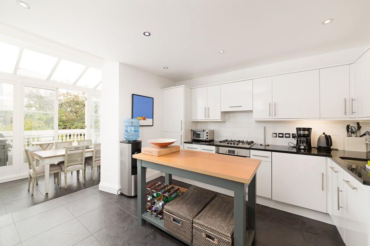 flat to rent in Holland Park, Kensington, London, W11 KEQ012233098