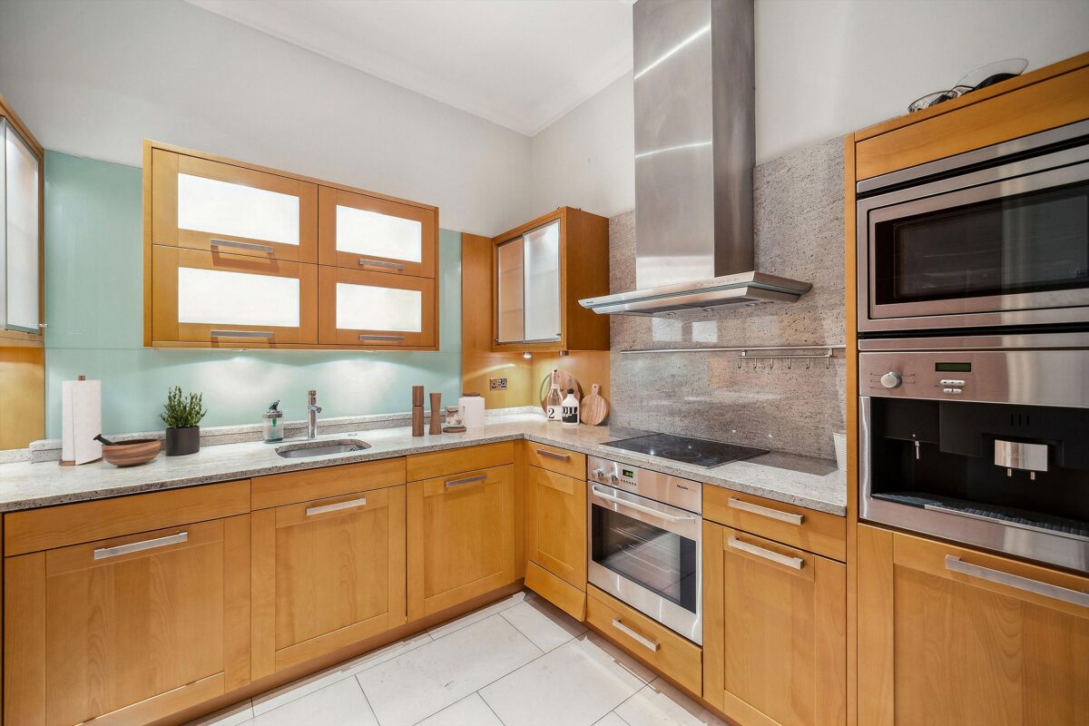 flat to rent in West Lodge, Square, Kensington, London, W8