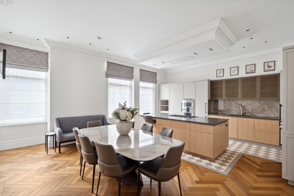 Image of Kensington Court Gardens, Kensington, London, W8