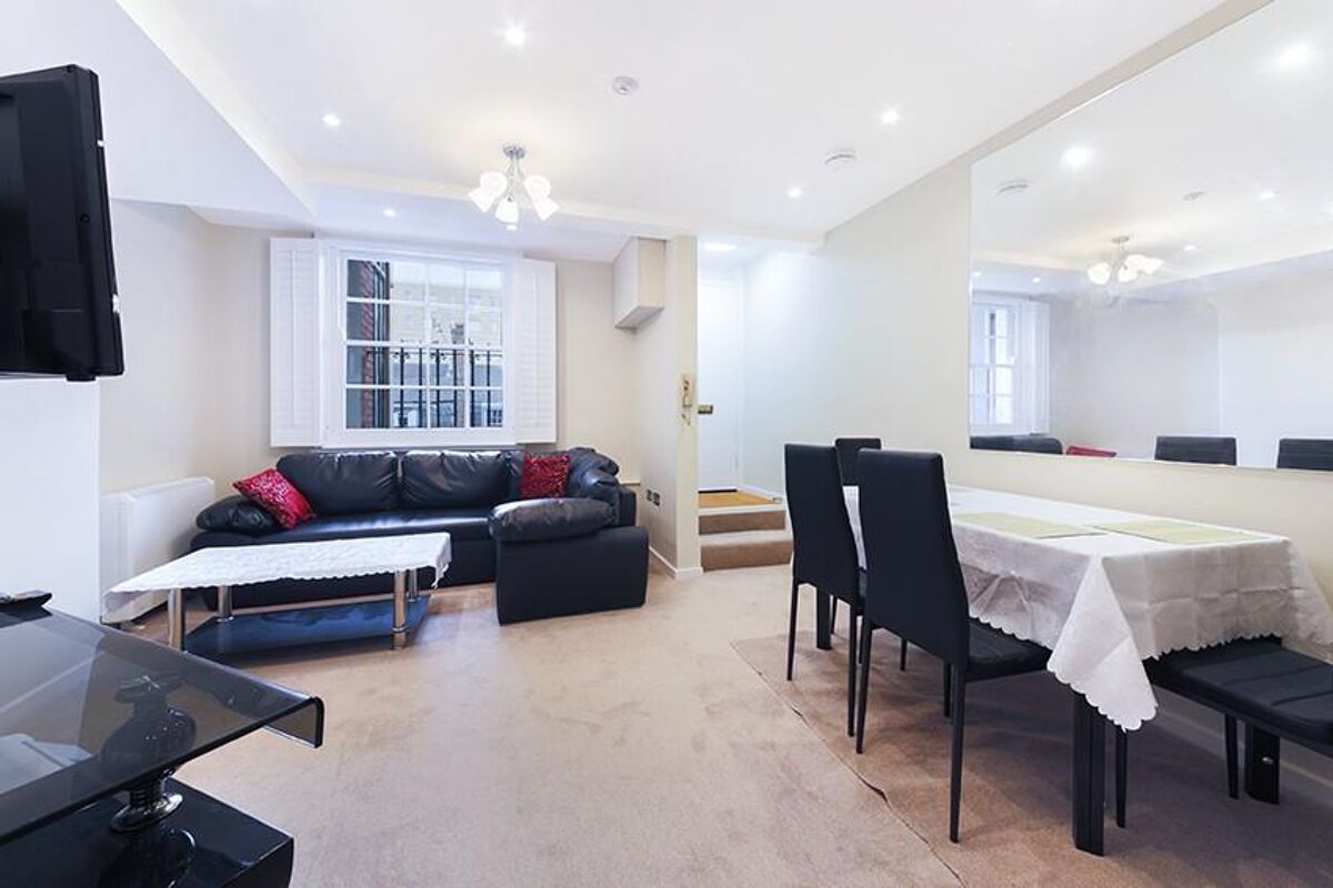 flat to rent in Rashleigh House, Street, London, WC1H