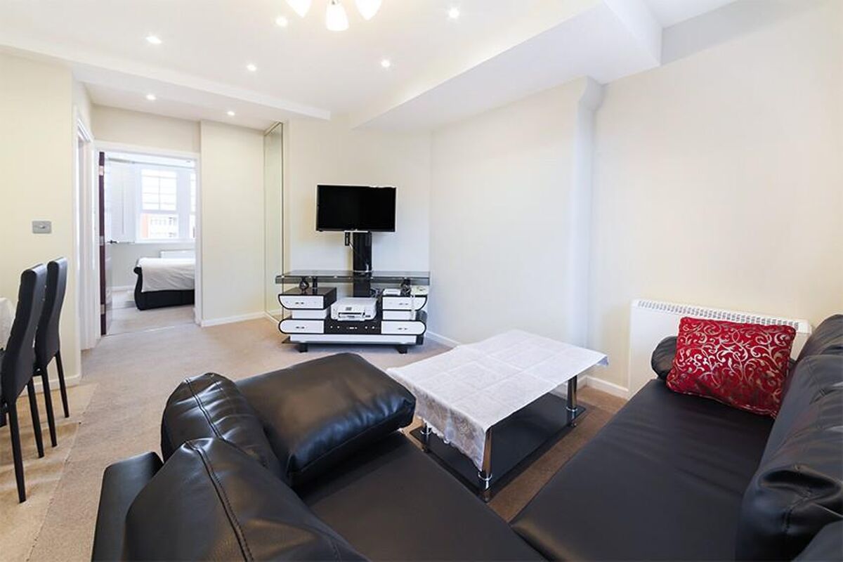 flat to rent in Rashleigh House, Street, London, WC1H