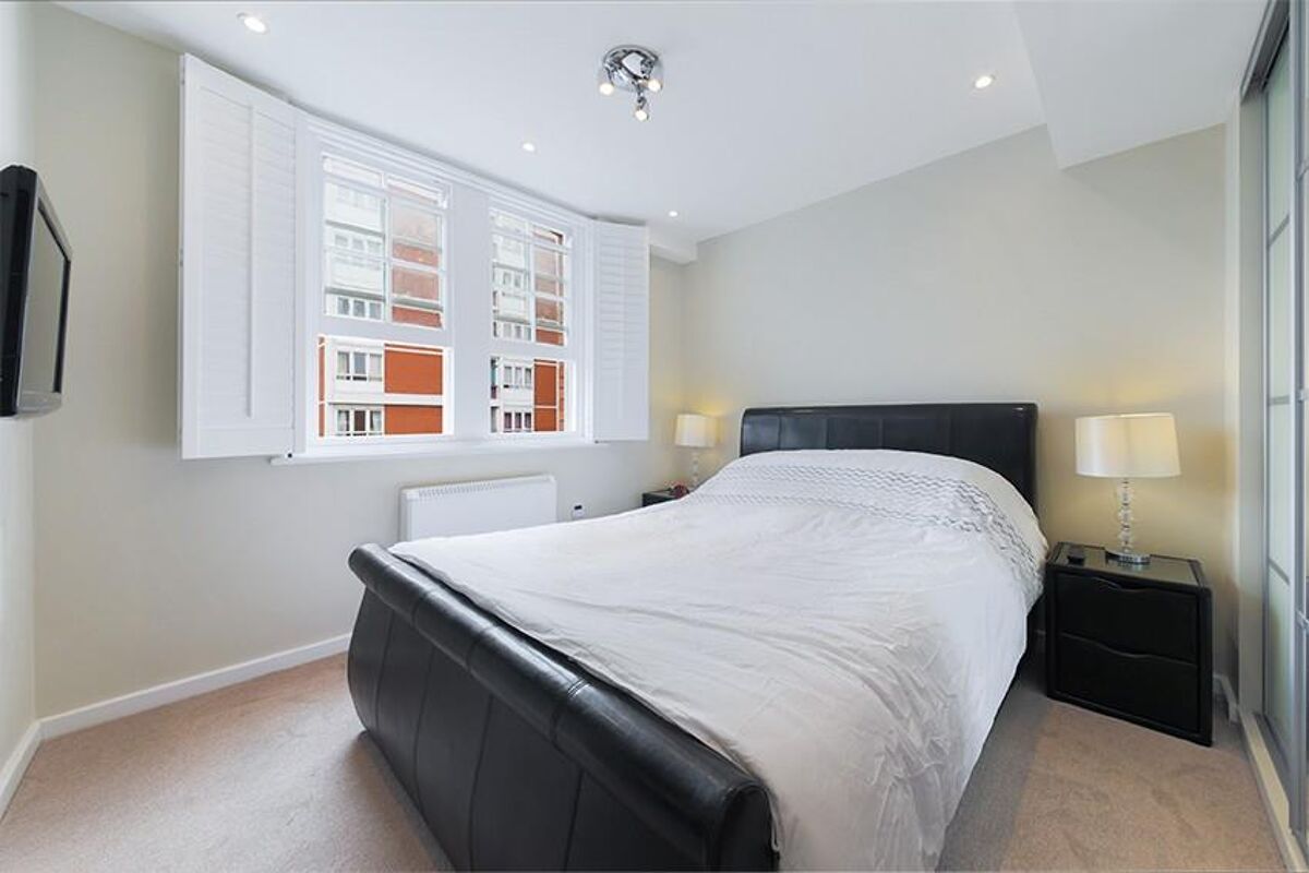 flat to rent in Rashleigh House, Street, London, WC1H