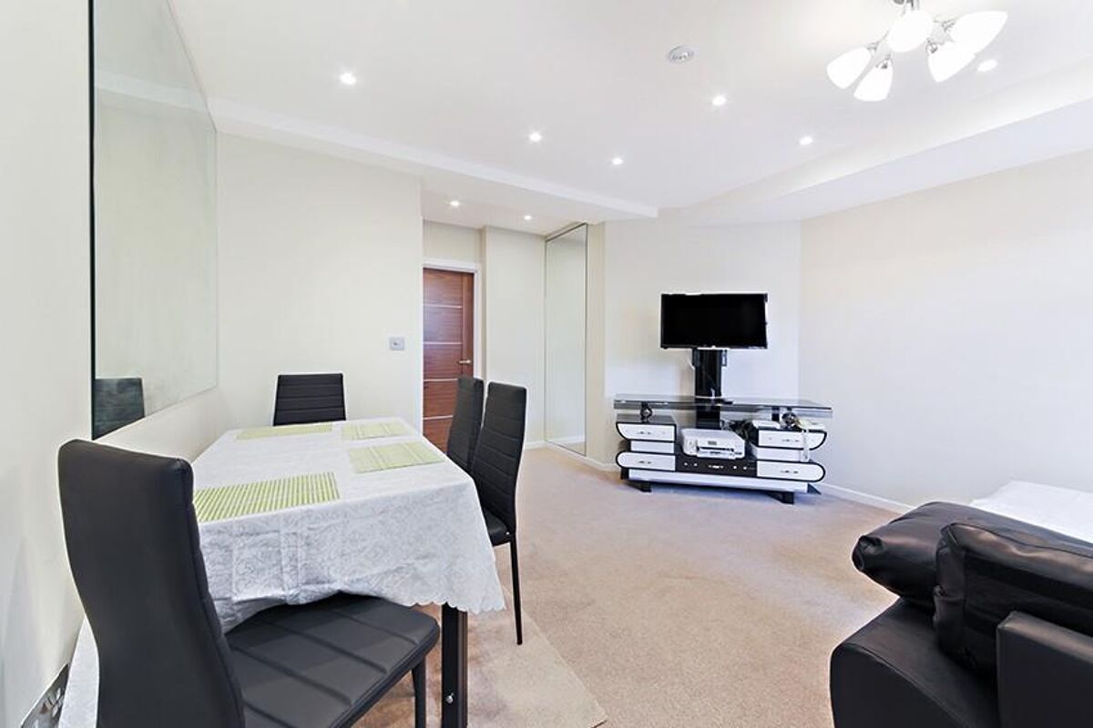 flat to rent in Rashleigh House, Street, London, WC1H