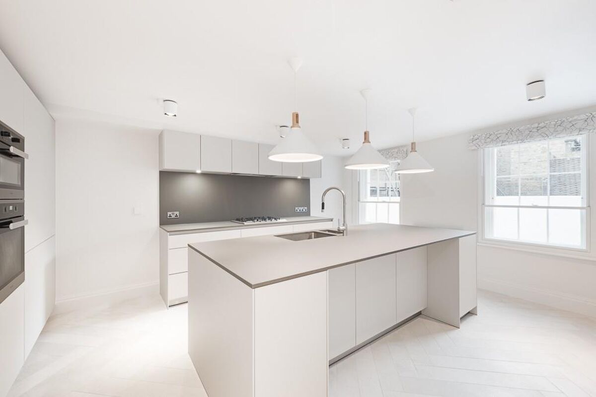 flat to rent in Cadogan Place, Knightsbridge, London, SW1X