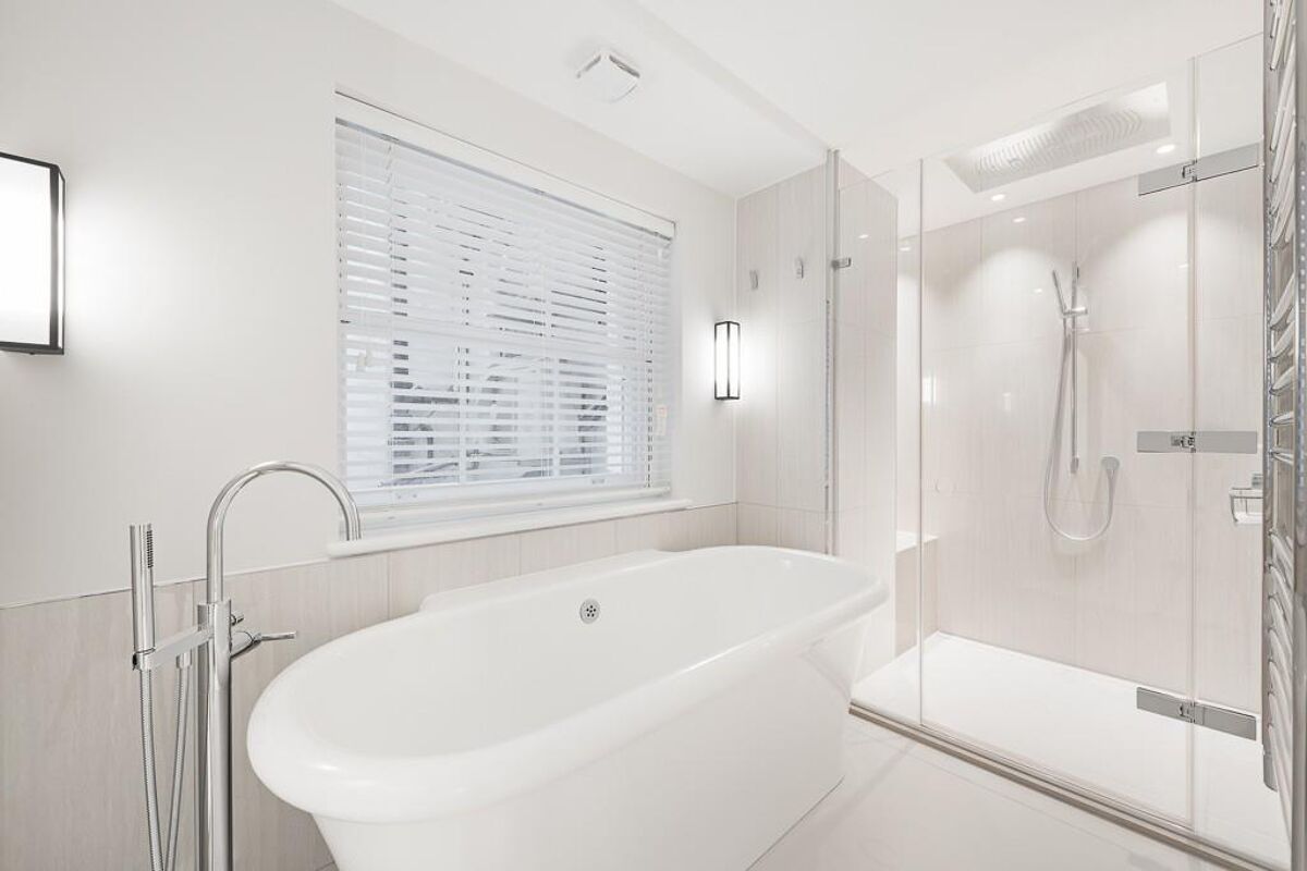 flat to rent in Cadogan Place, Knightsbridge, London, SW1X