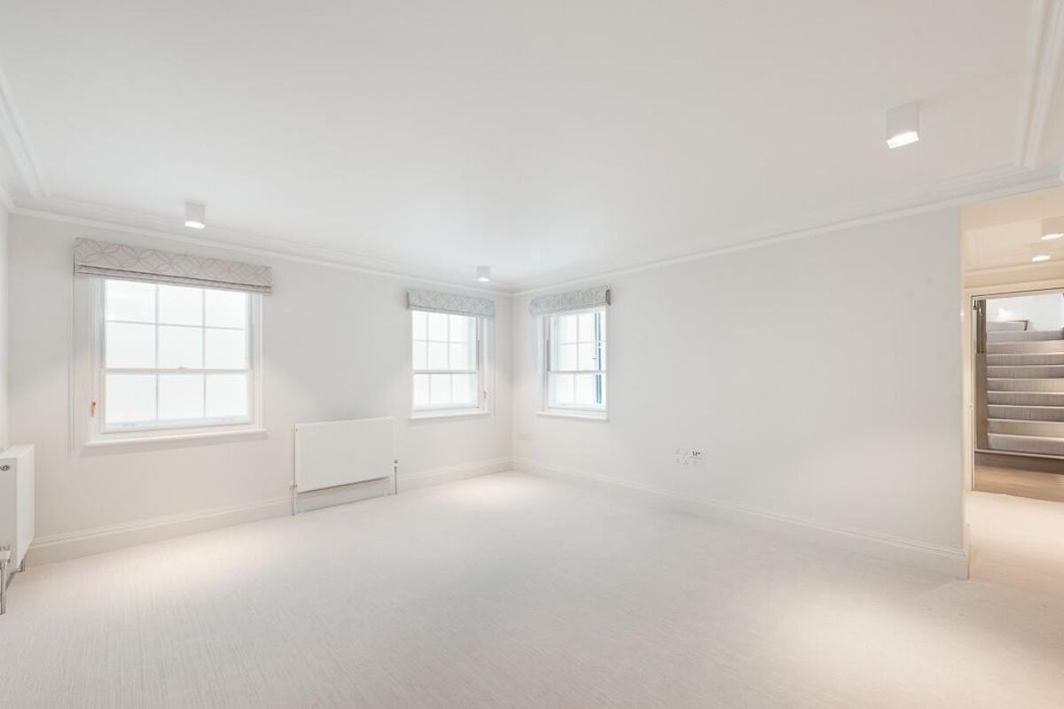 flat to rent in Cadogan Place, Knightsbridge, London, SW1X