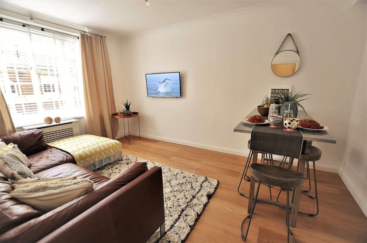 flat to rent in Swan Court, Chelsea Manor Street, London, SW3