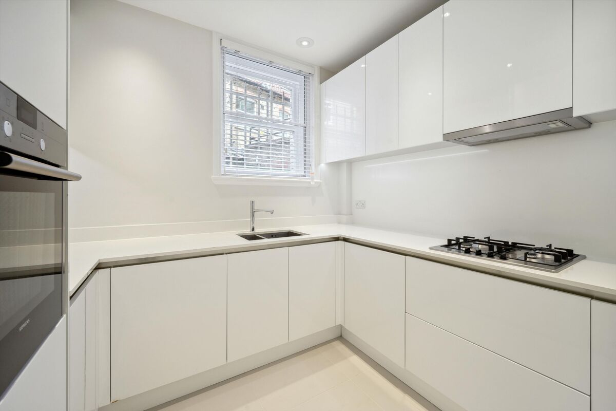 flat to rent in Court Lodge, 4849 Sloane Square, Chelsea, London, SW1W