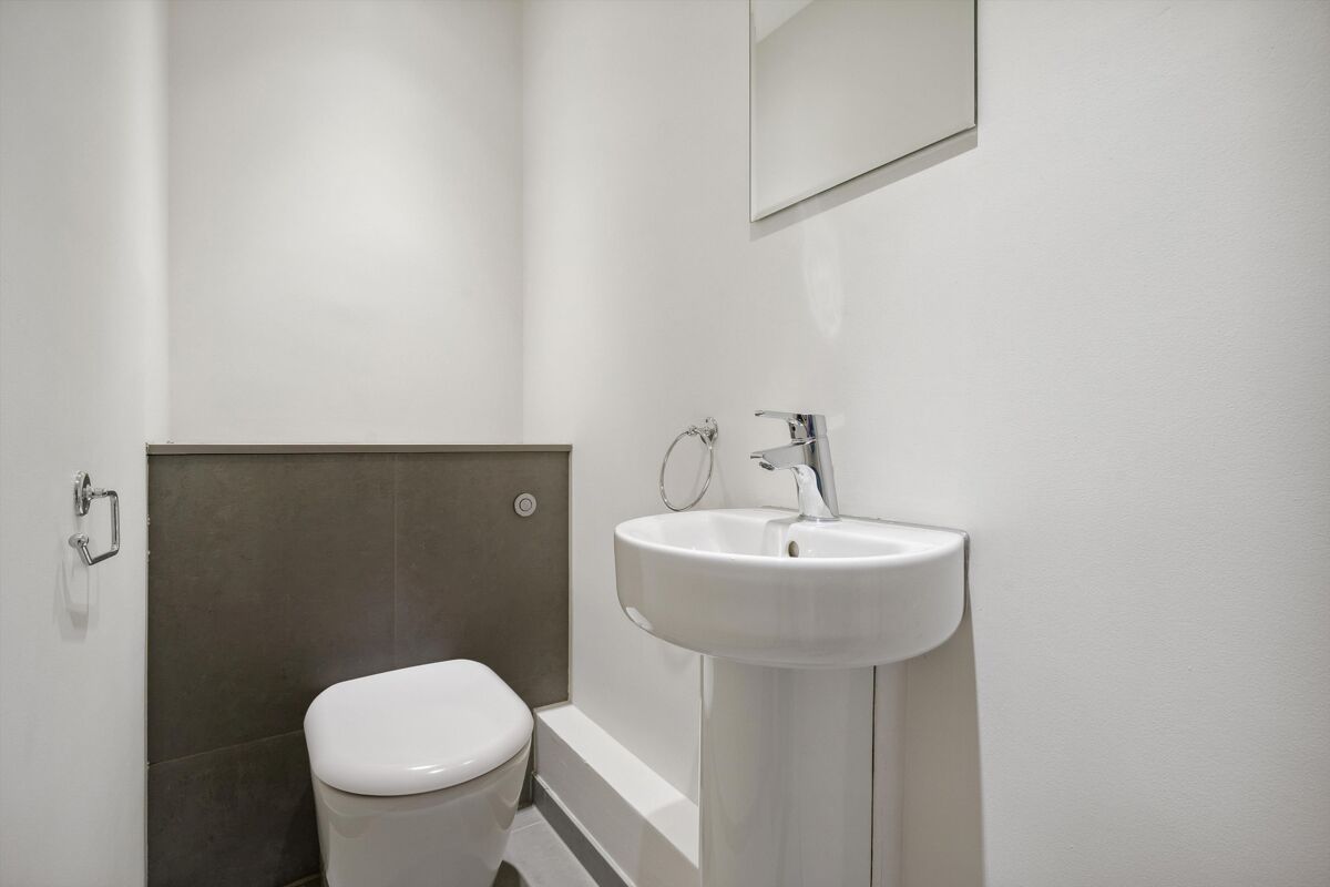 flat to rent in Court Lodge, 4849 Sloane Square, Chelsea, London, SW1W