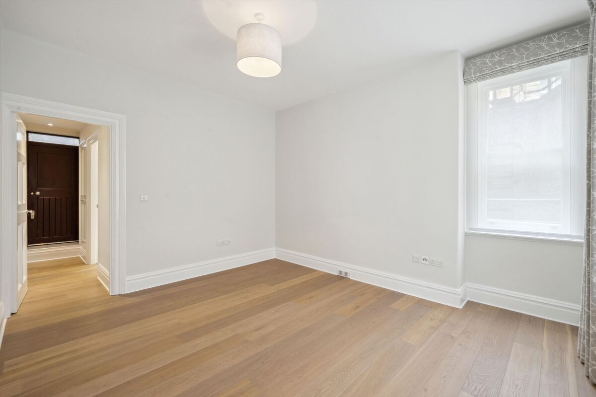 flat to rent in Court Lodge, 4849 Sloane Square, Chelsea, London, SW1W