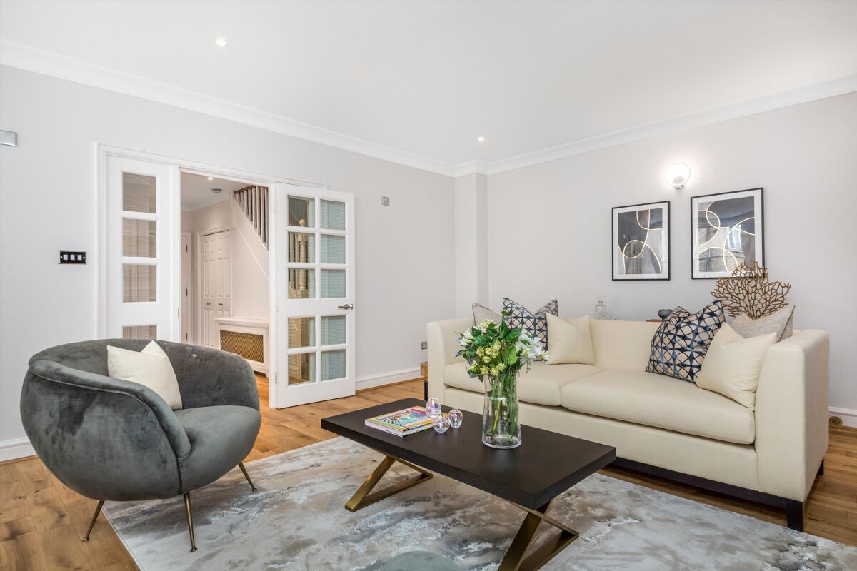 flat to rent in Sloane Street, London, SW1X KNQ012368921 Knight Frank