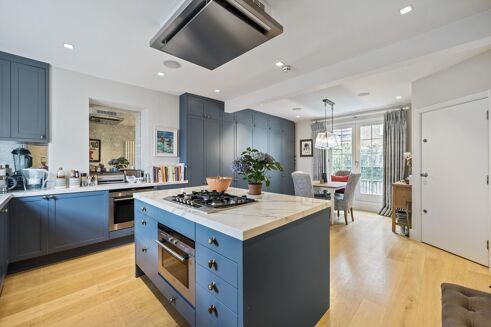 Picture of 4 bedroom house for rent.