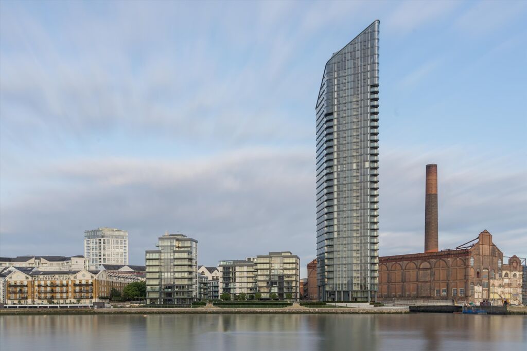Image of 1 Waterfront Dr, London SW10 0AA
