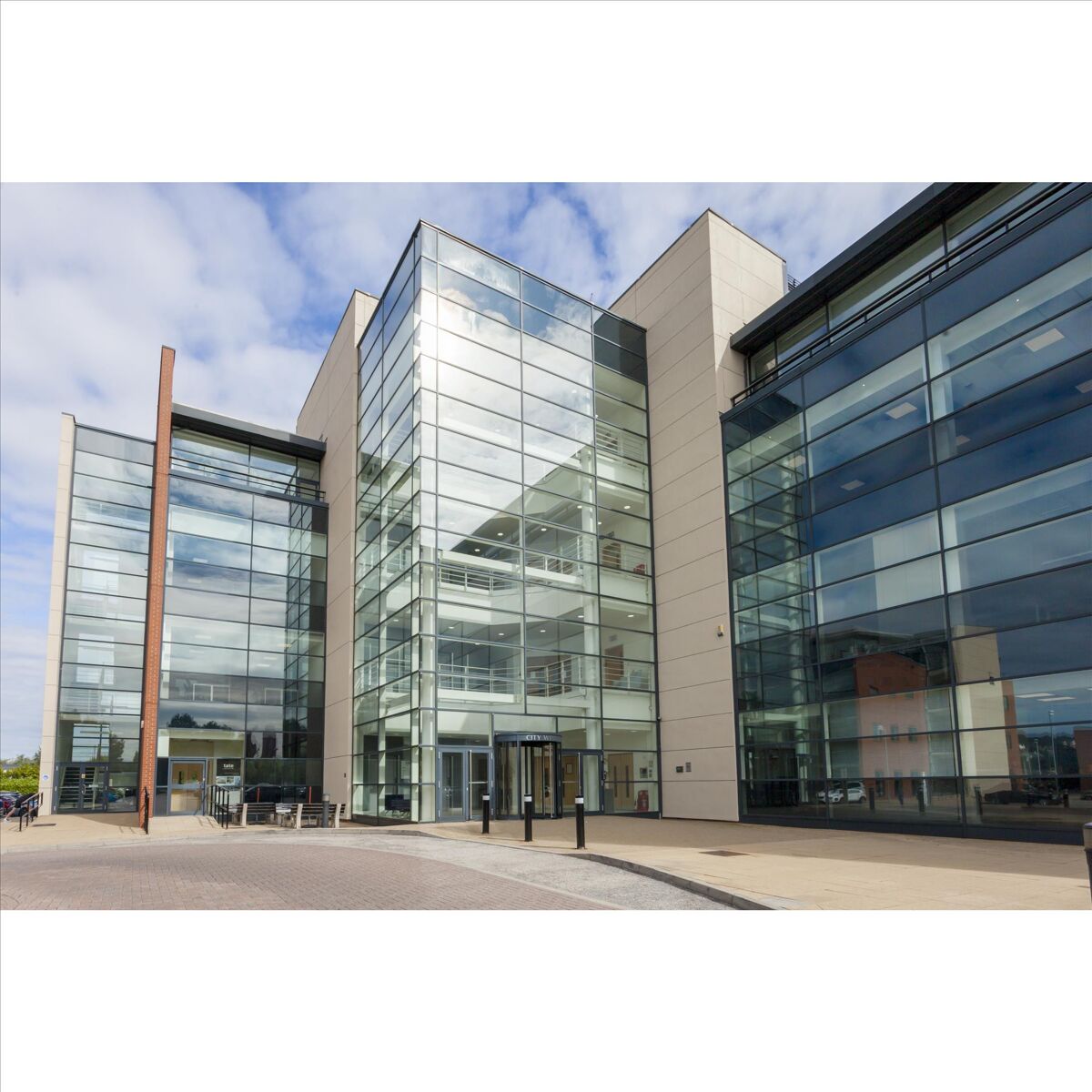 To Let – Serviced Offices / Managed Workspace from 1 desk upwards