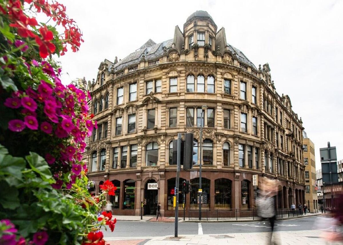 To Let - Refurbished office suites in a prime location, within 2 minutes walk from Leeds train station.