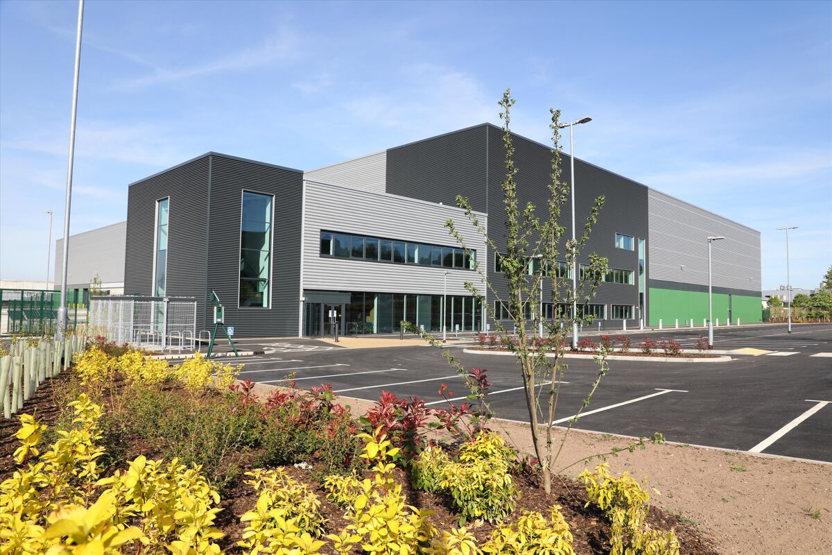 To Let - Two new prime industrial/distribution units of 76,231 sq ft and 329,583 sq ft