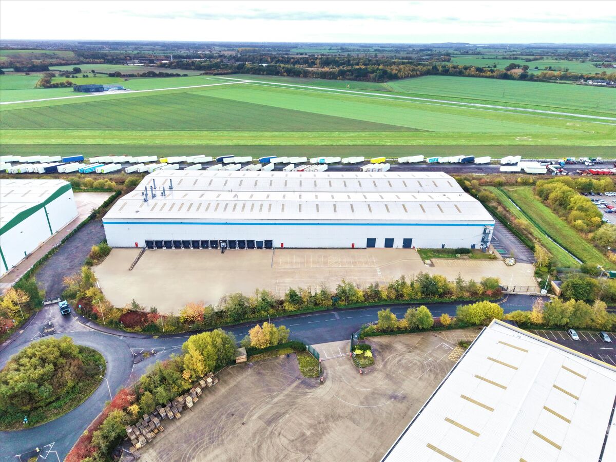 To Let - 137,947 sq ft Modern Industrial / Warehouse Premises.